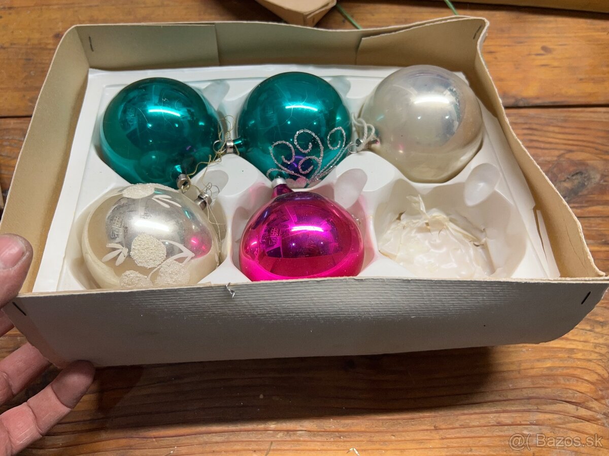 Staré Vianočné ozdoby s lampiónom a káblami. - 4