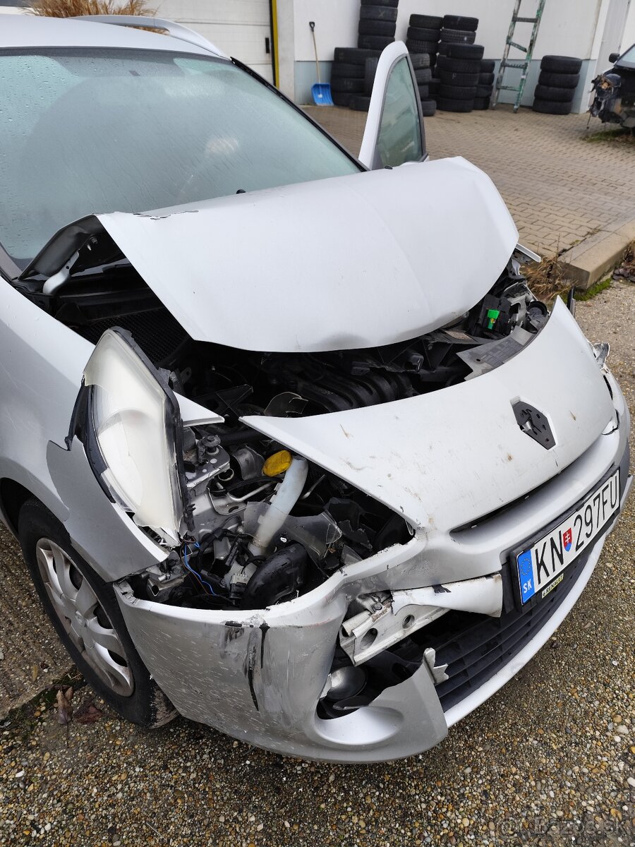 Predám havarované Renault Clio - 4