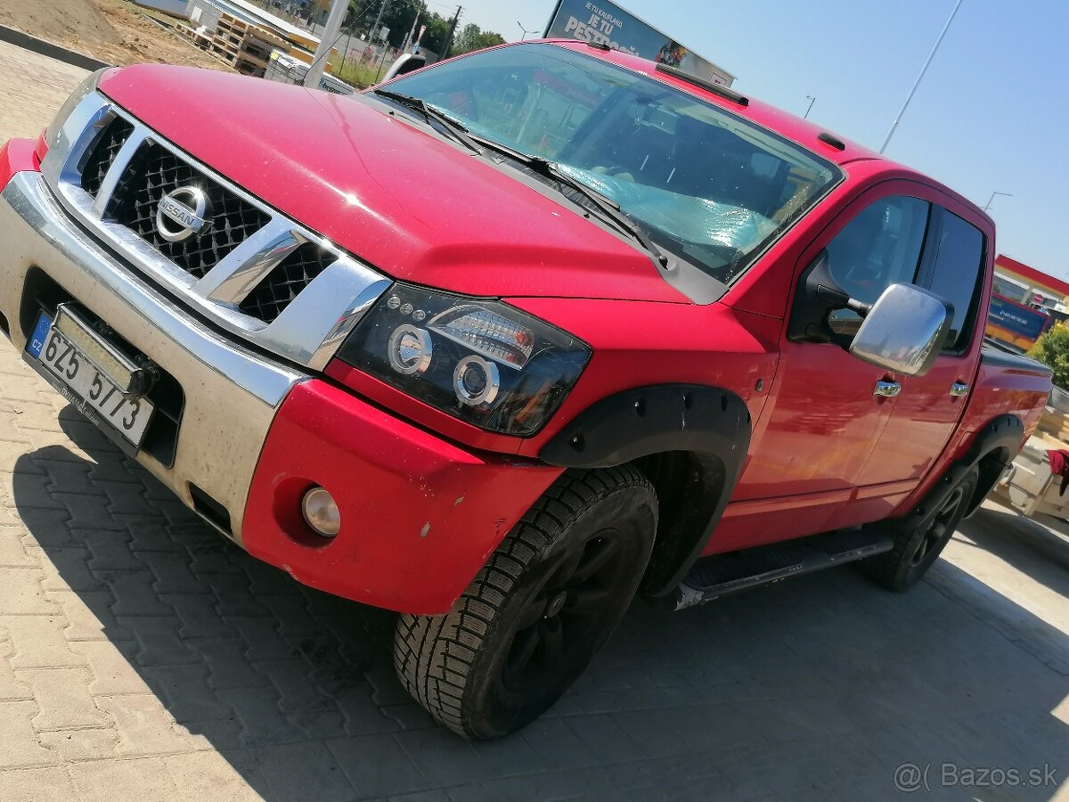 NISSAN TITAN V8