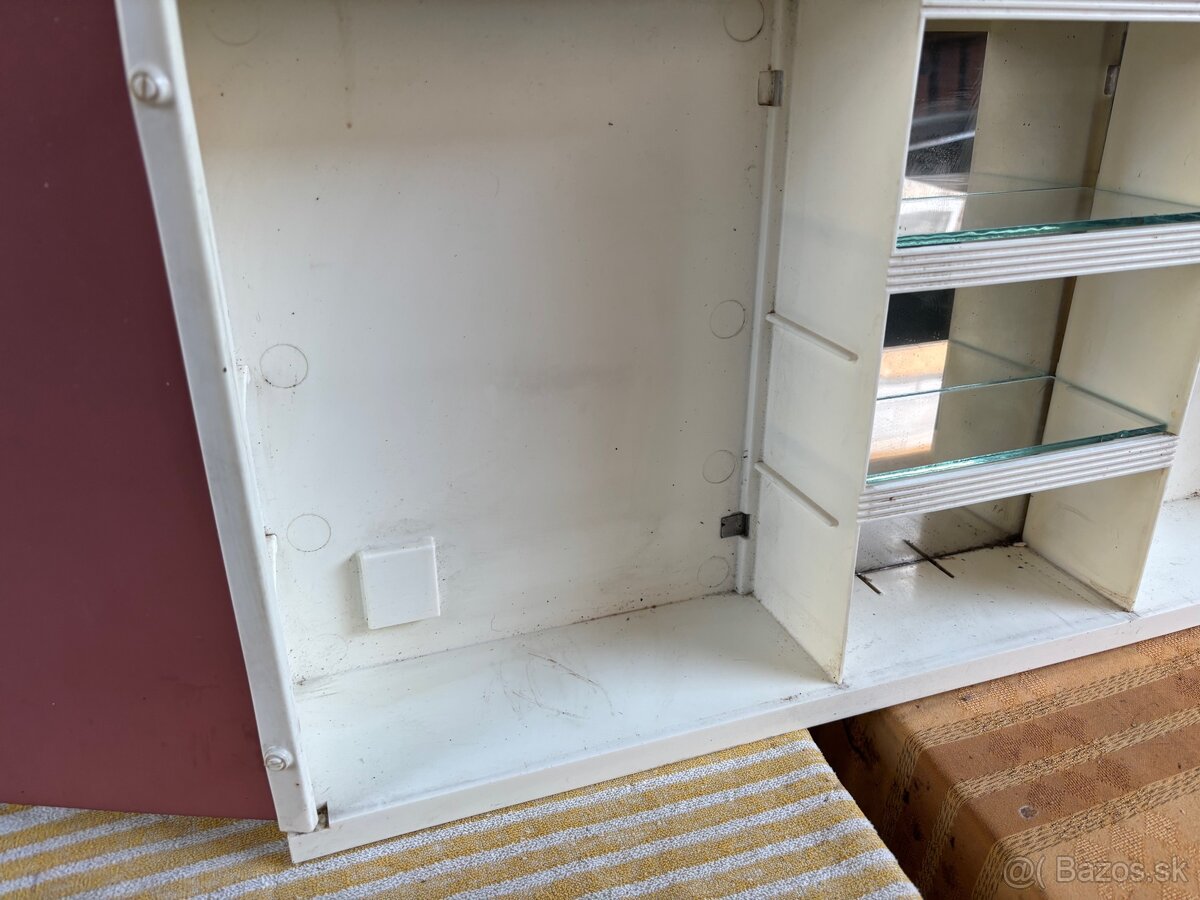 Biela plastová skrinka - 4