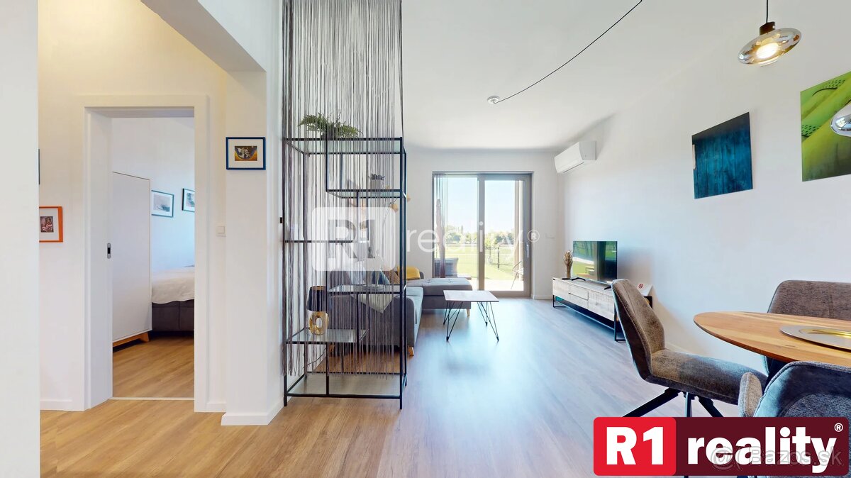 Na prenájom 2 izbový byt 45 m2 + terasa 15 m2 + 30 m2 predzá - 4