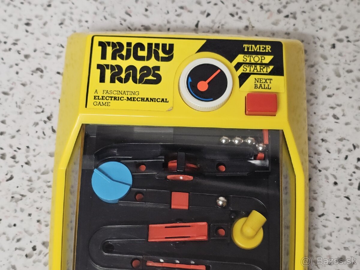 TRICKY TRAPS - TOMY - HANDHELD ELECTRO-MECHANICAL GAME - 4