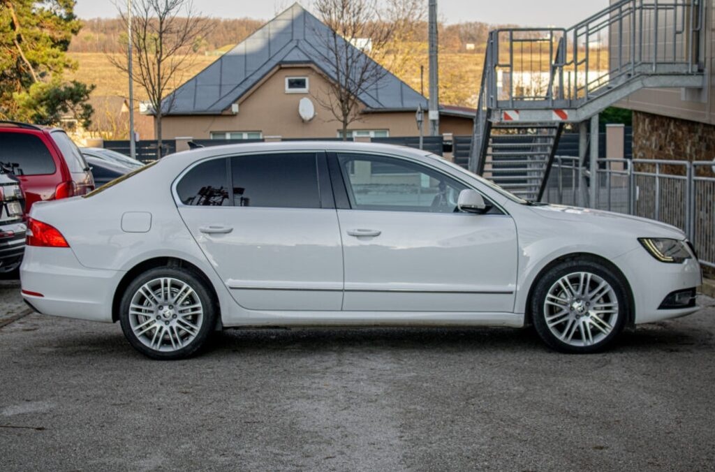 Škoda Superb 2.0 TDI CR 170k Elegance DSG - 4