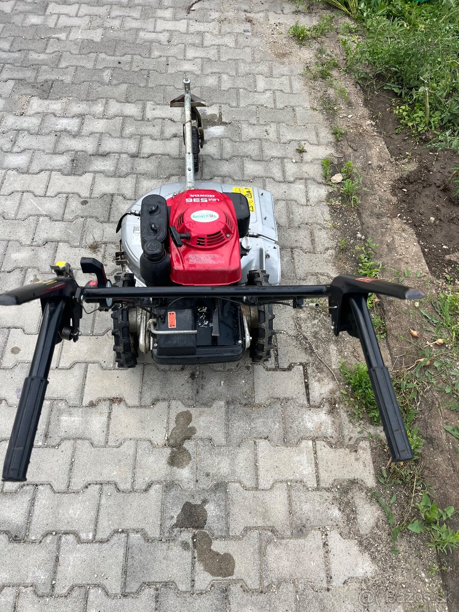 Predám profesionálnu kosačku Honda UM536 - 4