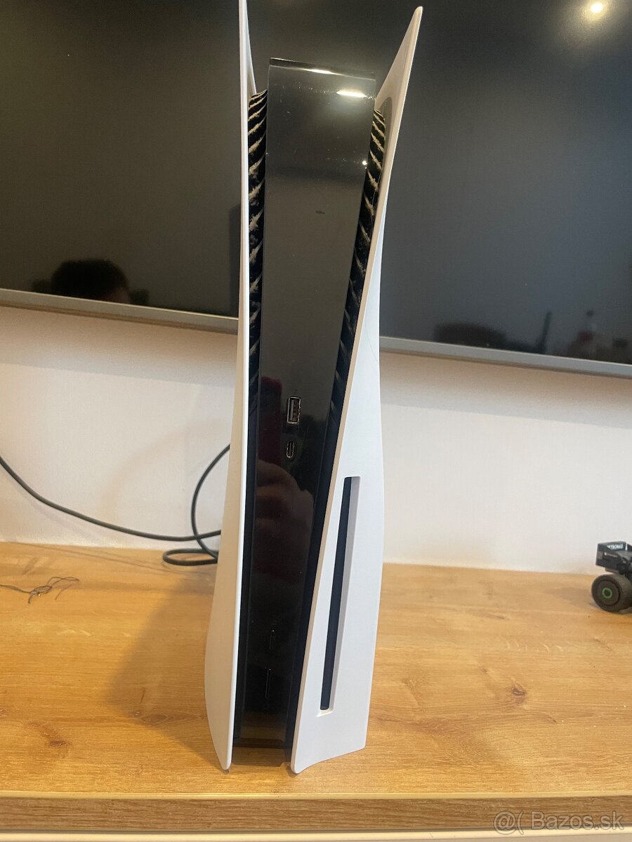 Predám PS5 s mechanikou a dvoma ovládačmi - 4