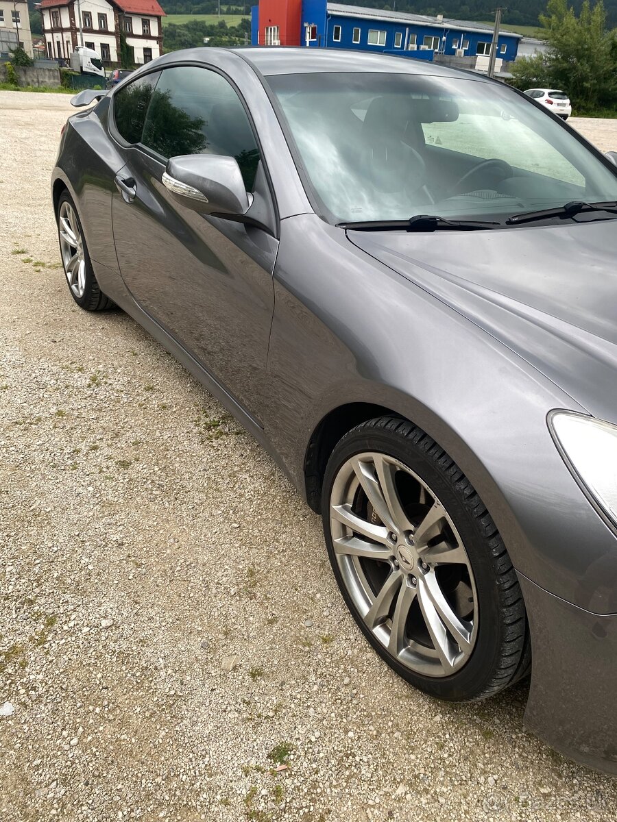 Hyundai Genesis Coupe 2.0T - 4