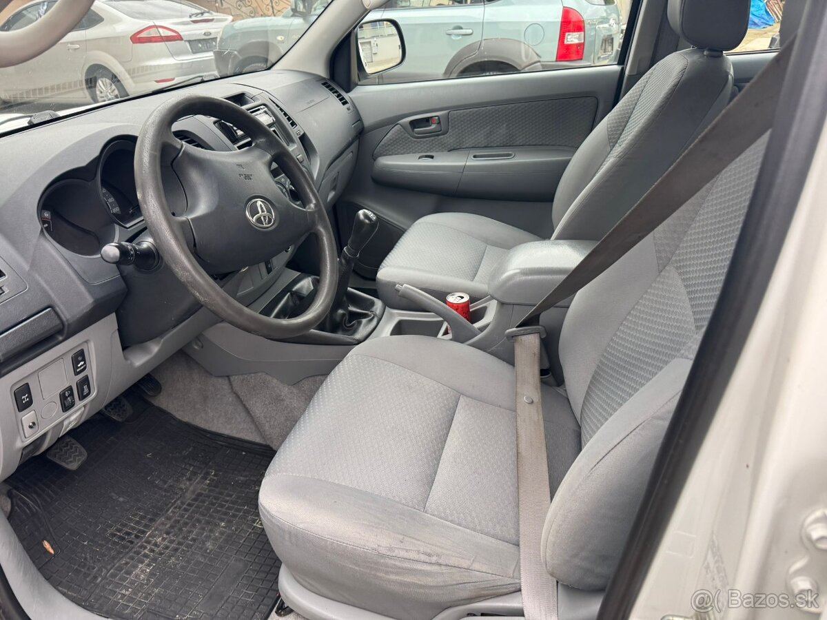 TOYOTA HILUX 2,5 DIESEL 4X4 ROK VÝROBY 2012