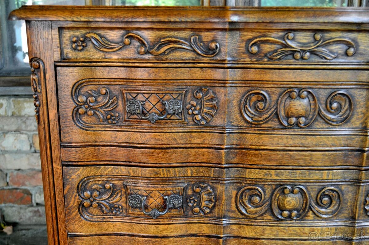 Vyrezávaná dubová komoda - 4