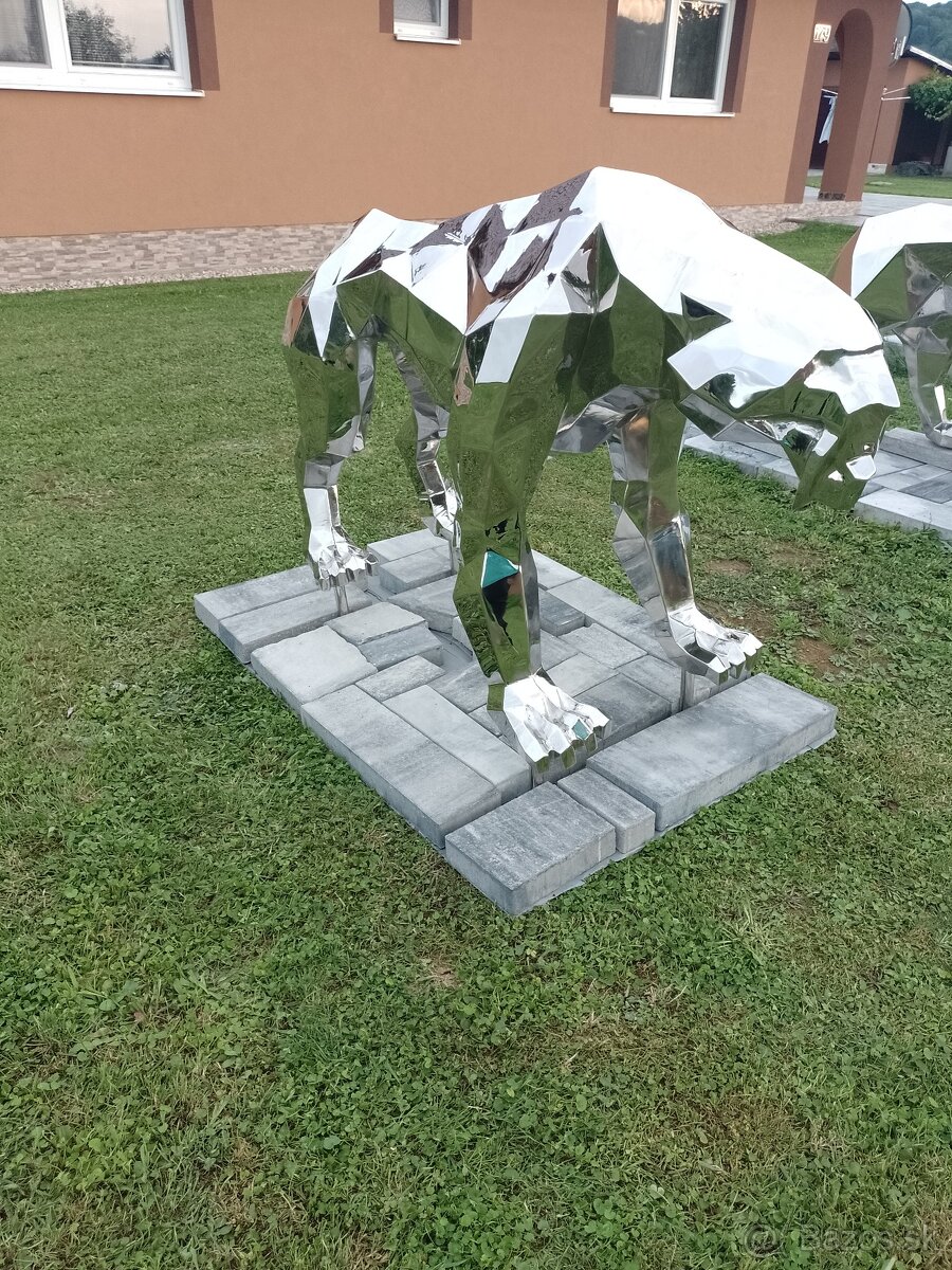 Socha z nehrdzavejúcej ocele. - 4