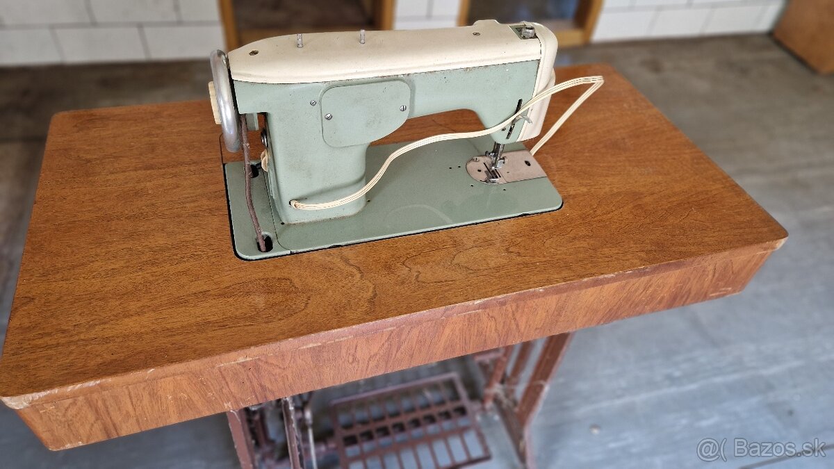 Šijací stroj zn. LADA - 4