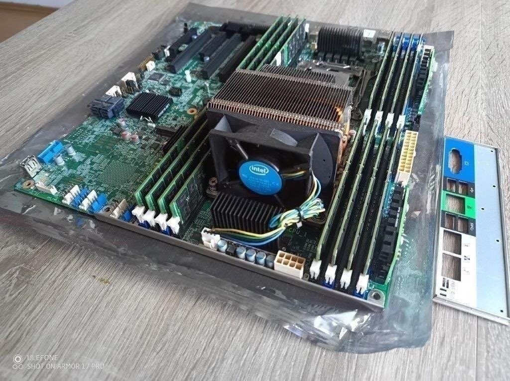 Intel Server S2600CW LGA 2011 - 4