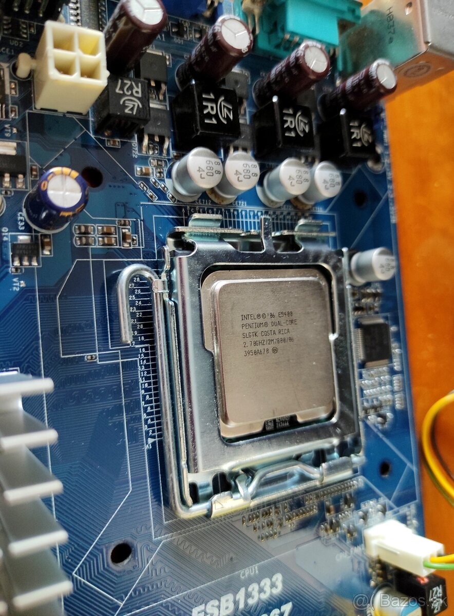 Doska ASRock + 2 Intel Procesory + RAM - 4