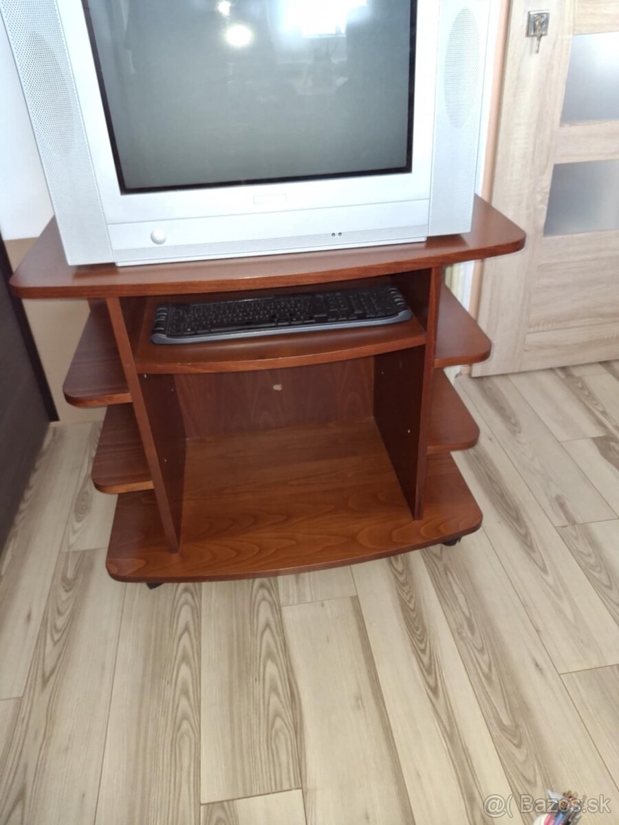 Stolík aj pod televízor - 4