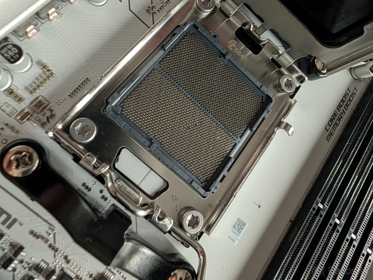 MSI B850 Základná doska s poškodenými pinmi - 4