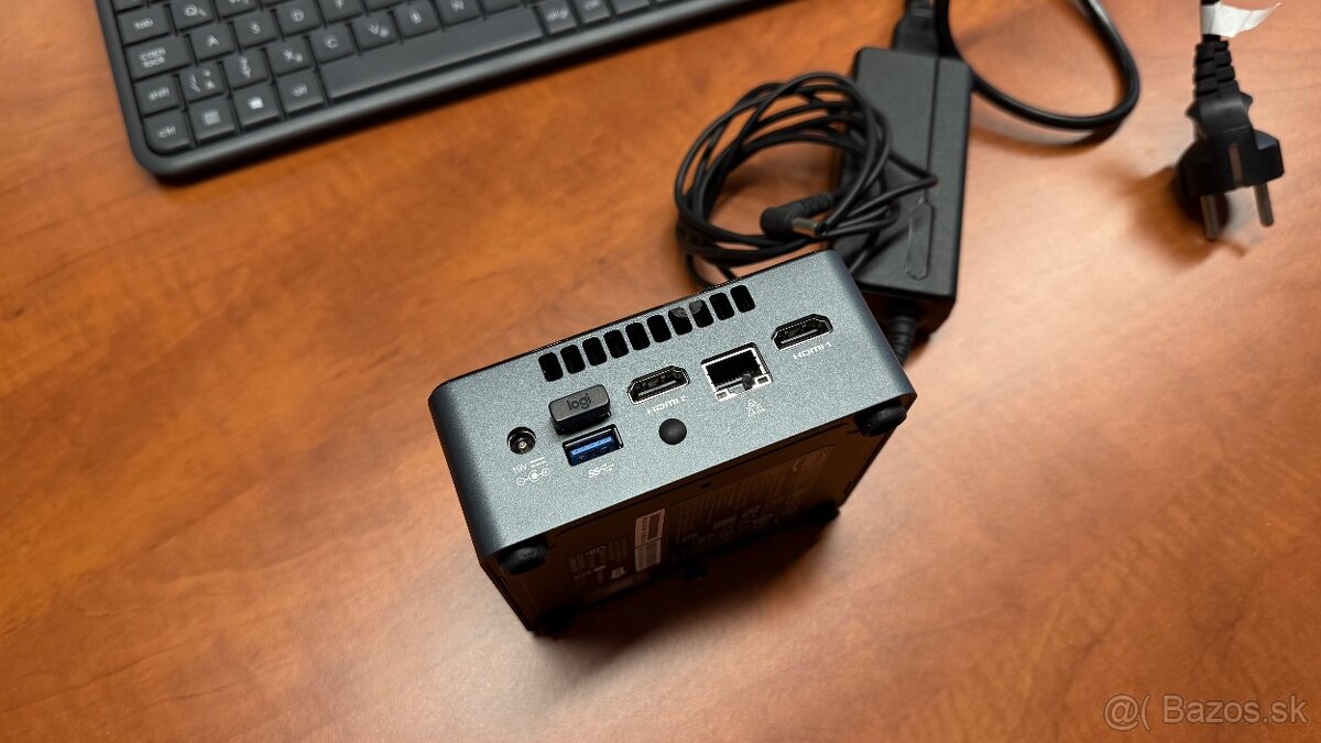 Intel NUC 7 Essentials Kit + Logitech Touch Keyboard K400 - 4