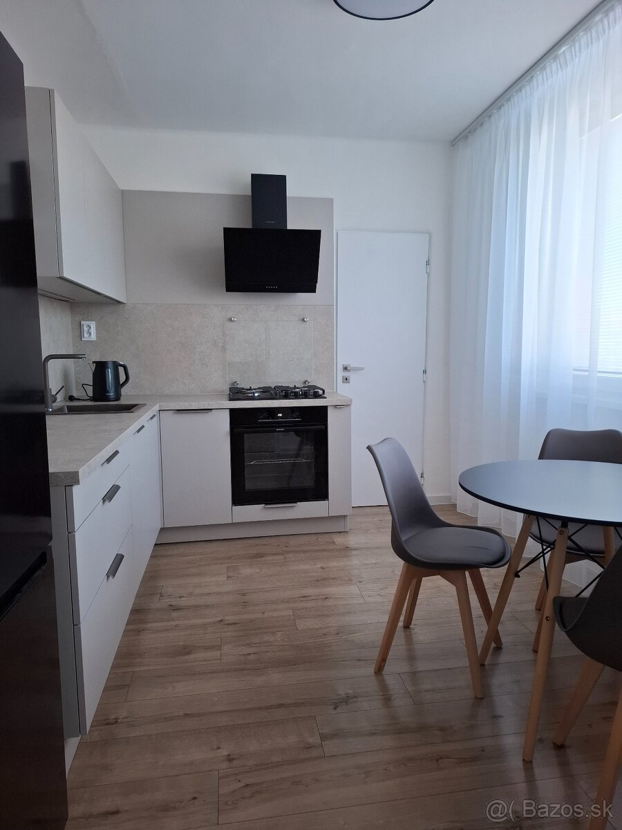 Slnečný 2-izbový byt v centre mesta Levice - 4