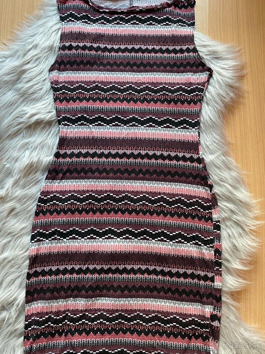 2x obtiahnuté šaty - 4