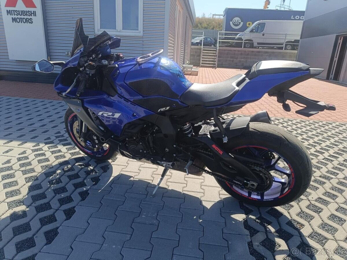 Yamaha R1 - 4