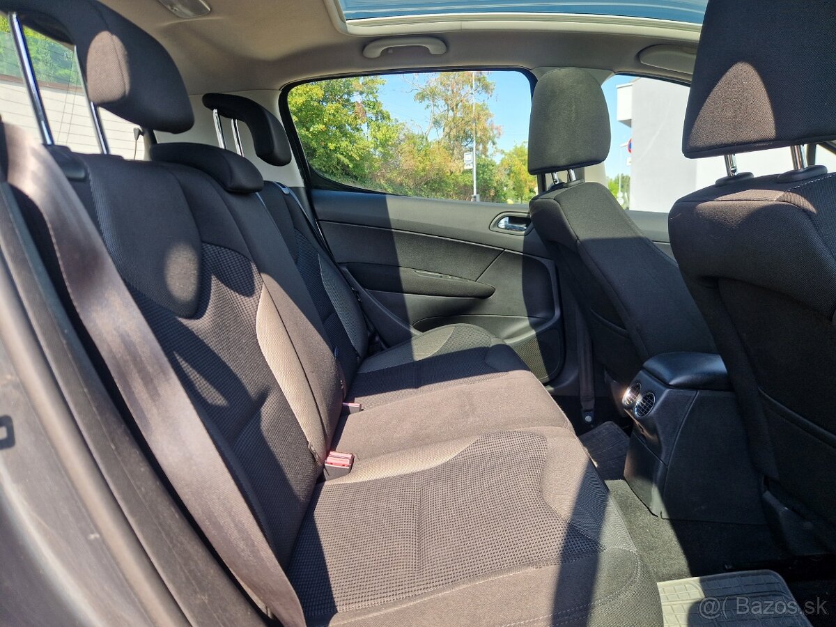 Peugeot 308 hatchback benzín 1,6 rok 2010 - 4