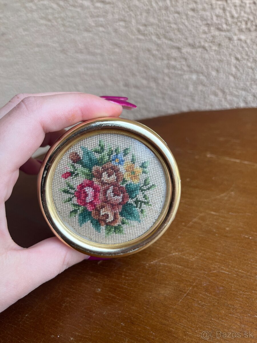 Hracia skrinka s vyšívaným kvetinovým motívom - 4