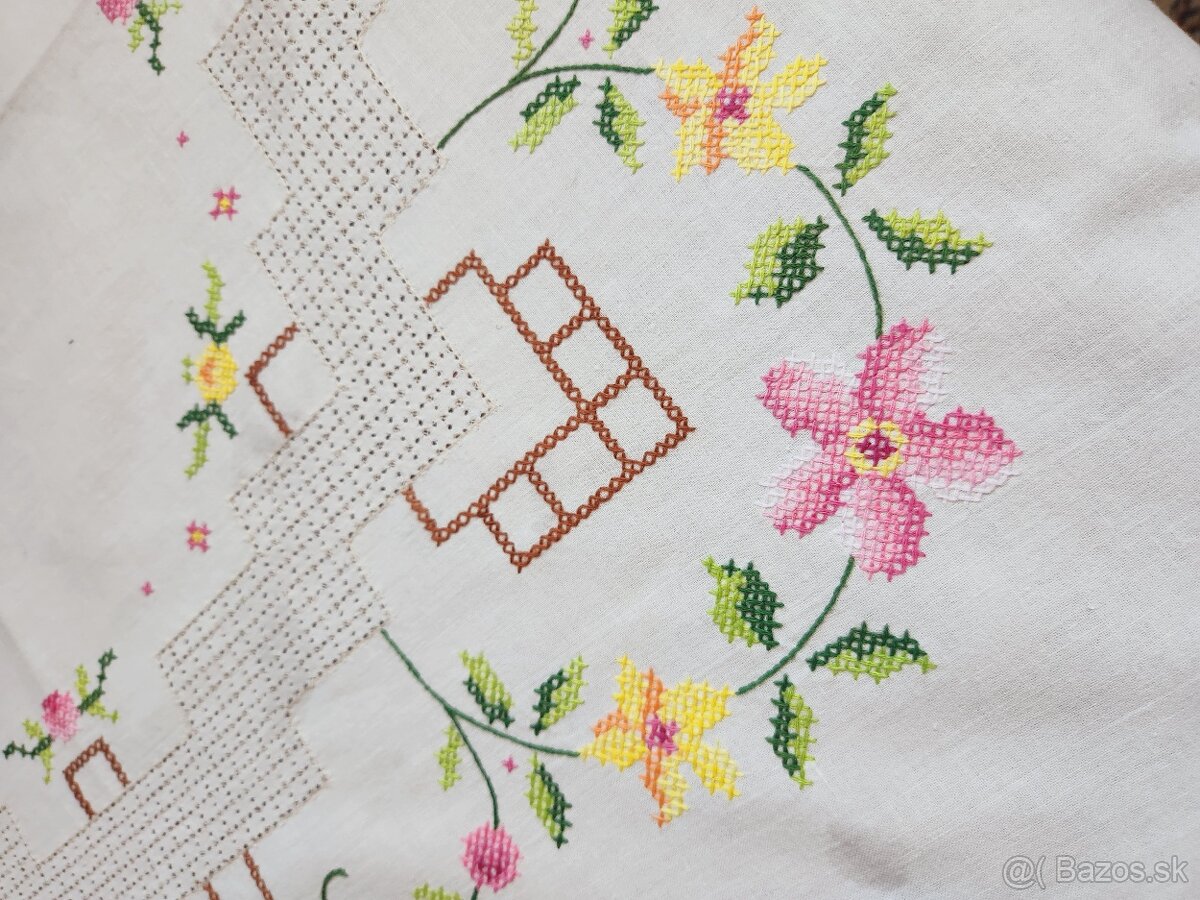 Krásny maslovy kruh zdobený výšivkou ružových a žltých kveto - 4