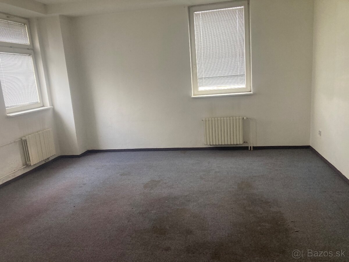 Centrum Čadce na Palarikovej ulici Sporiteľna - 4