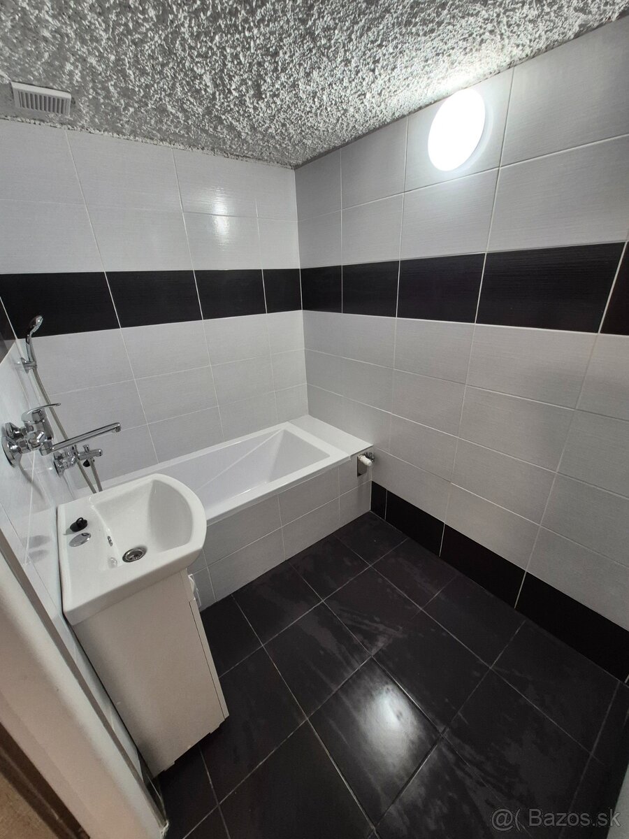 Jednoizbový, kompletne zrekonštruovaný byt s balkónom v RA - 4