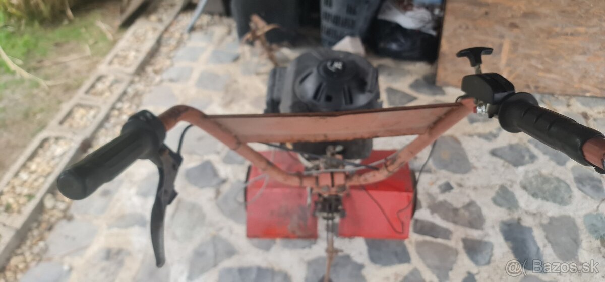 Motorový štvor taktový kultivátor. - 4