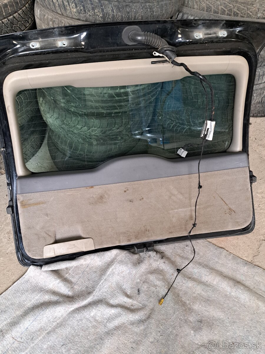 Volvo V50 dveře kufru - barva černá - 4