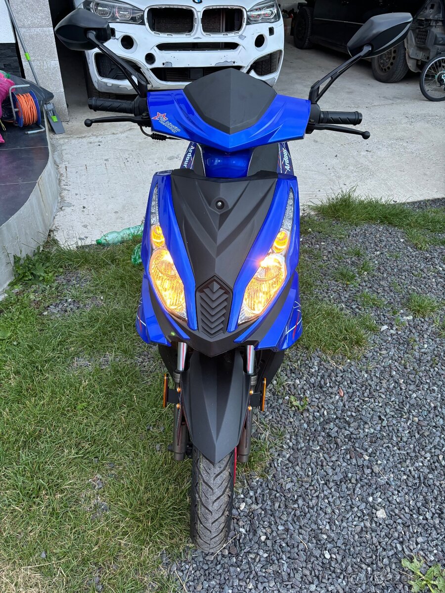 Skuter Maxom 125 NOVY - 4