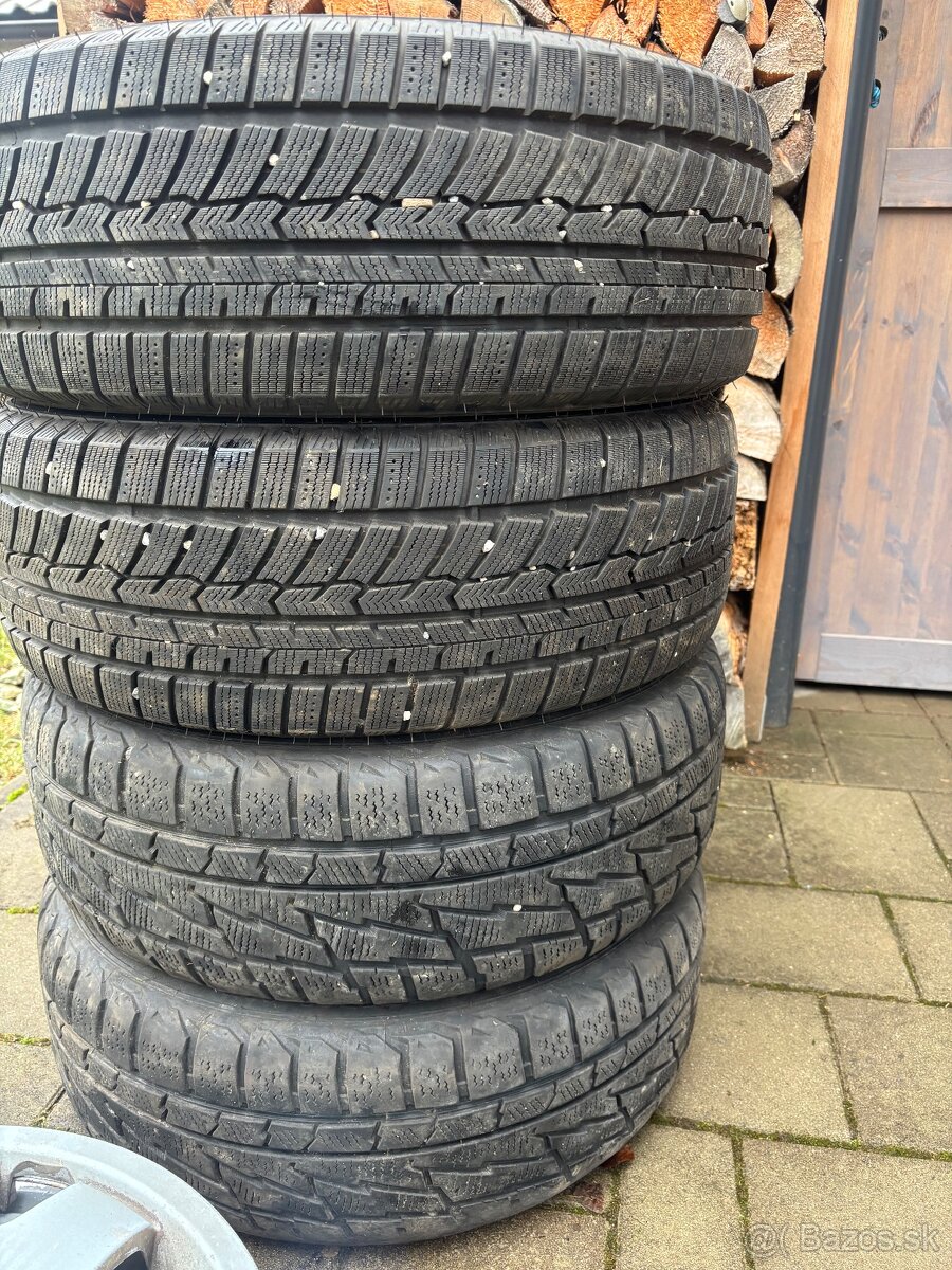 Predám zimné pneumatiky a plecháče Audi r16 - 4