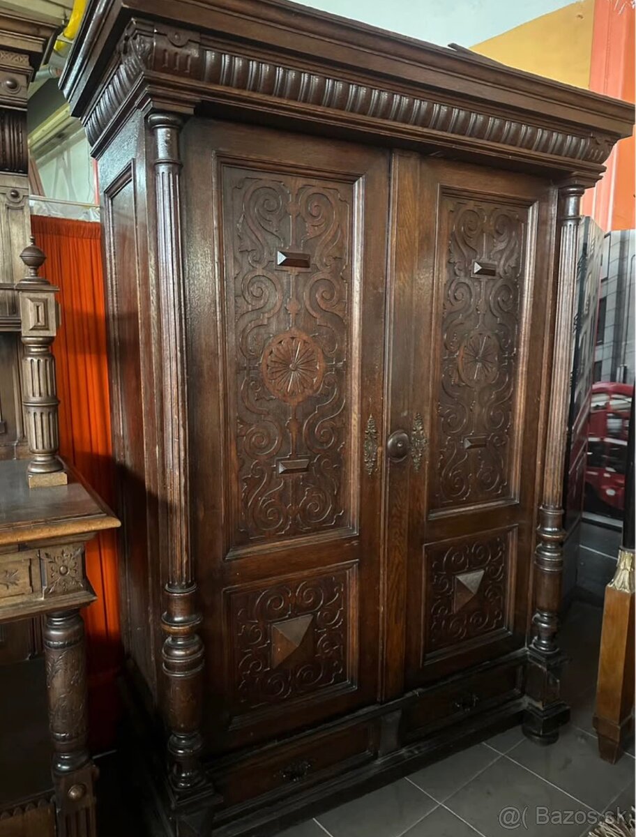 Starožitná rezbovaná skriňa - 4