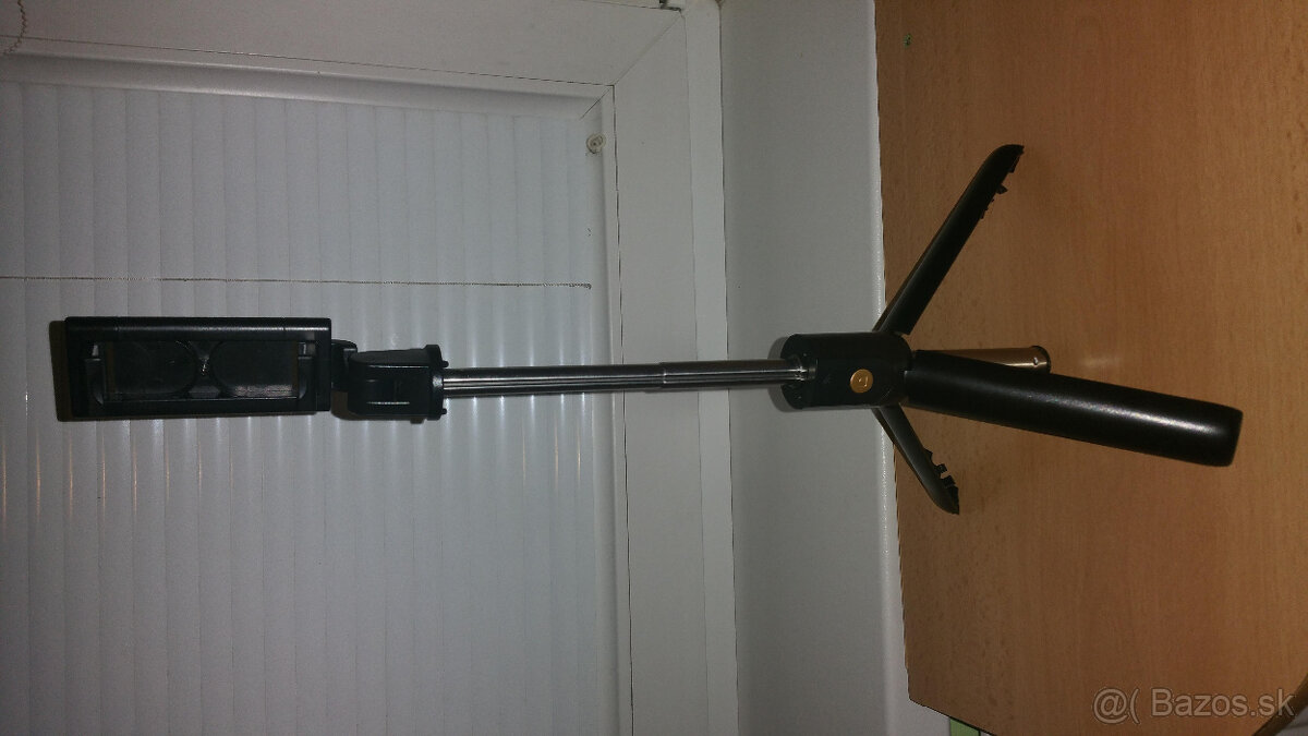 Bluetooth selfie tyč so vstavaným stojanom - 4