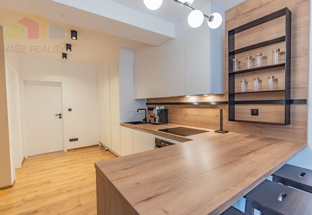 Na predaj luxusný 2-izbový byt s dvoma balkónmi, garážou a v - 4