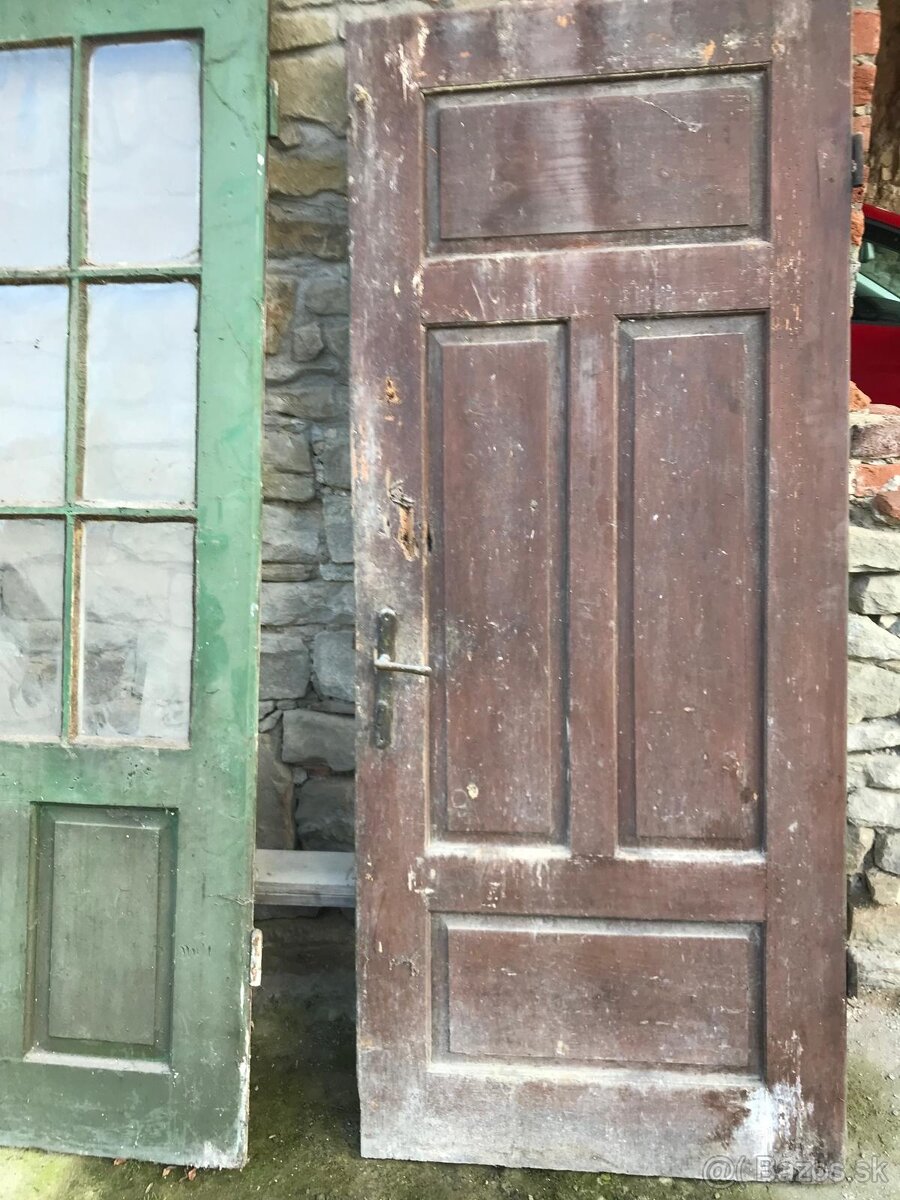 Rôzne staré historické drevené dvere - 4