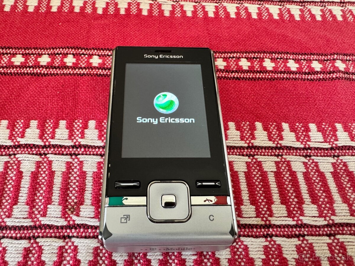 Sony Ericsson T715 - 4
