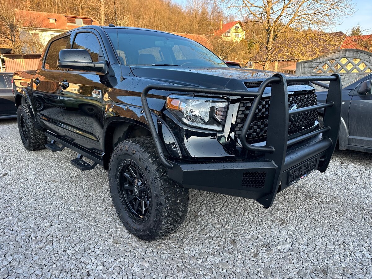 2017 Toyota Tundra Platinum 1794 5,7 V8 kola 35” lift 3” LPG