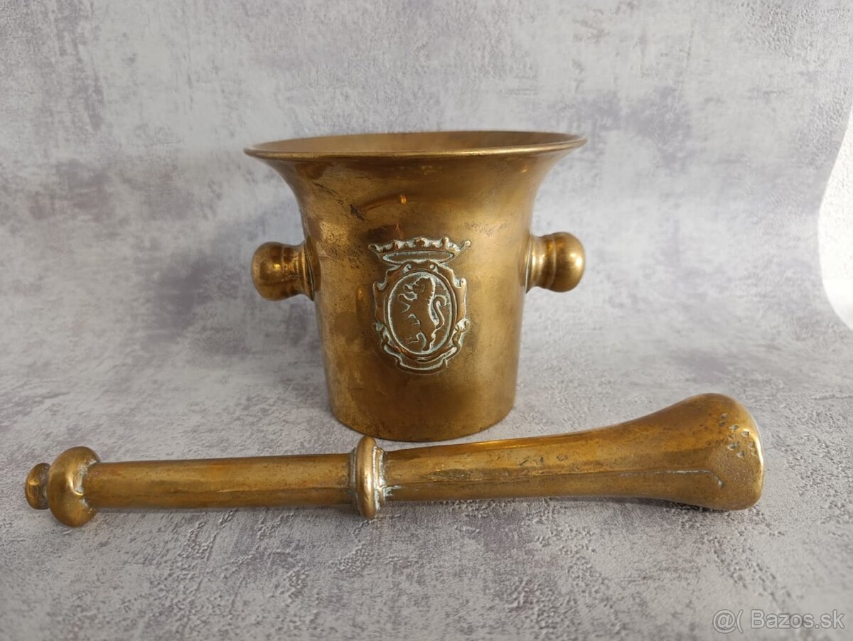 Starý mosazný mažiar s tloukem a erbem - 4