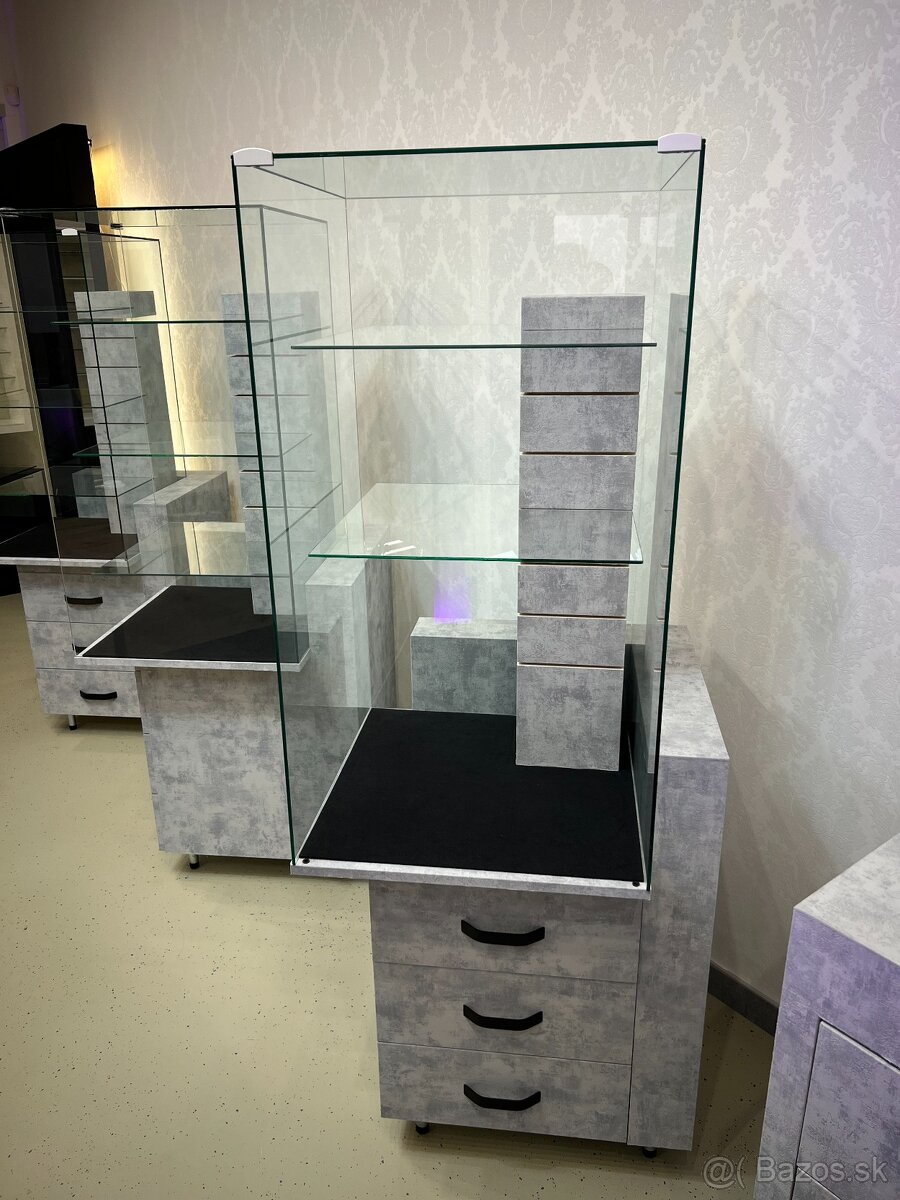 Predám zrenovované výstavné vitríny - 4