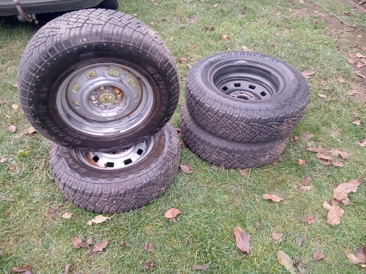 Predám A/T pneumatiky r15 215/75