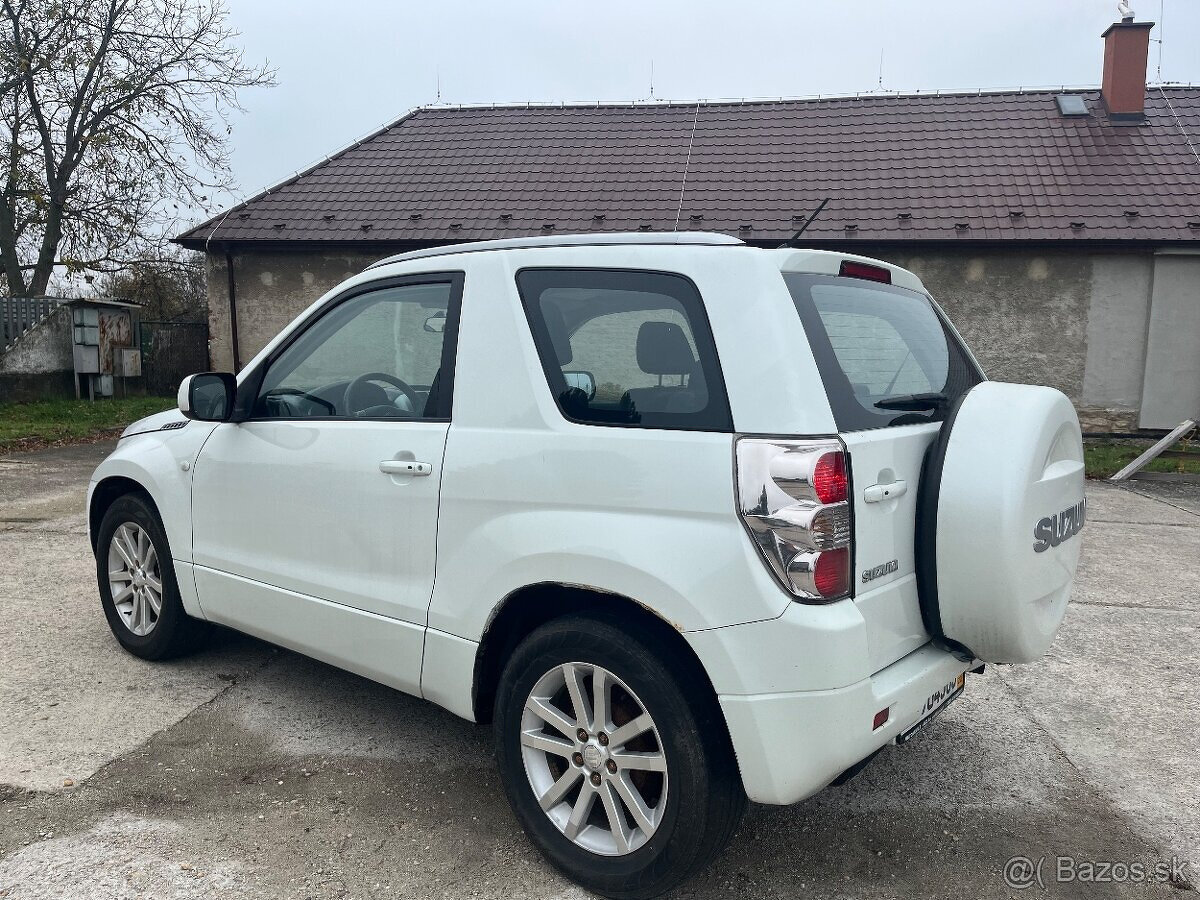 Suzuki Grand Vitara 1.6 benzin 4x4 black and white - 4