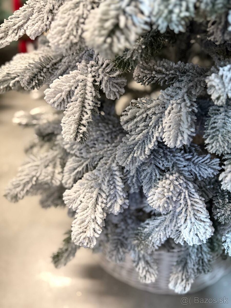 Umelý 3D vianočný stromček Prémiova Zasnežená - 4