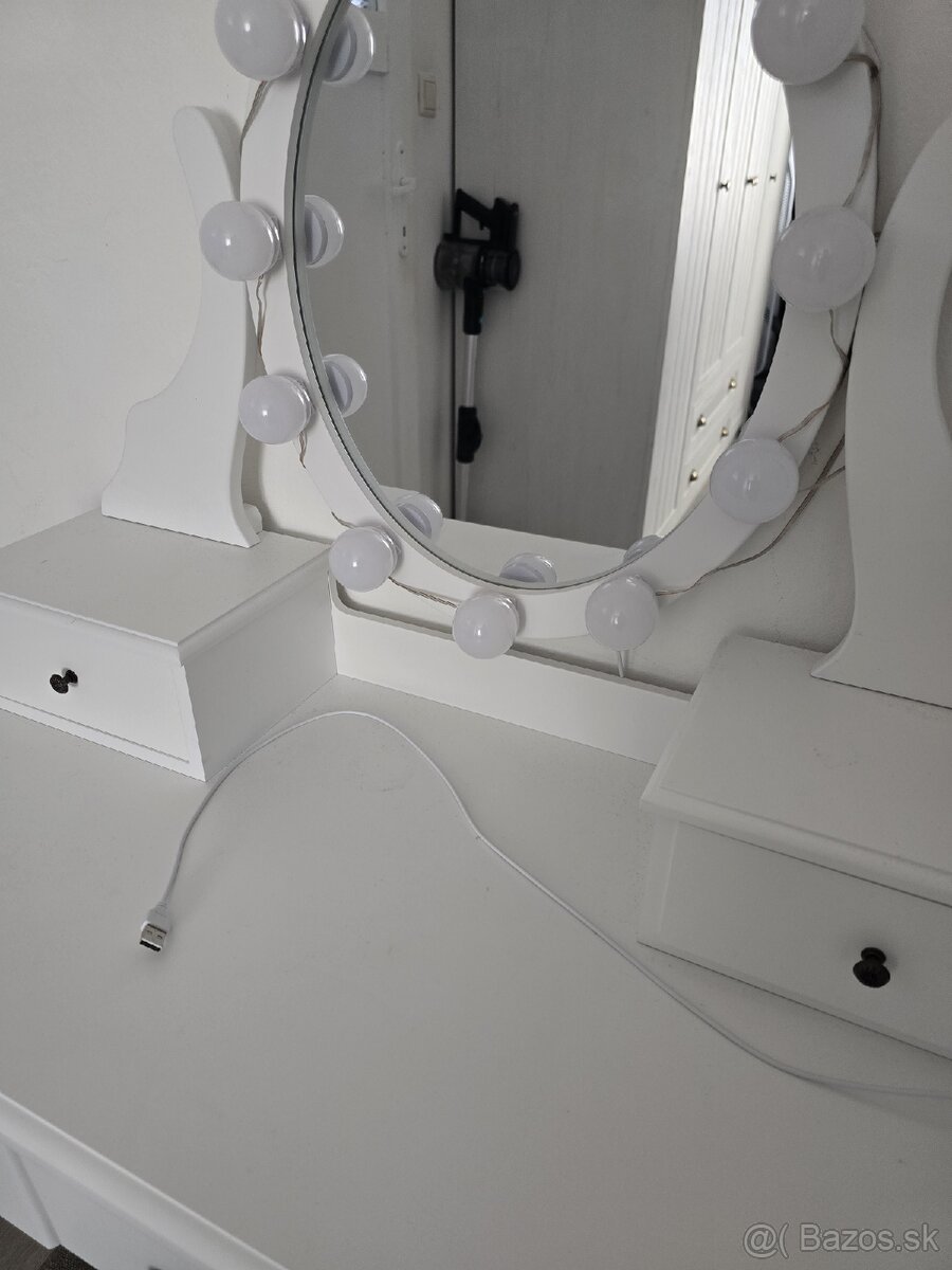 Kozmetický stolík+ stolička+ svetlá - 4