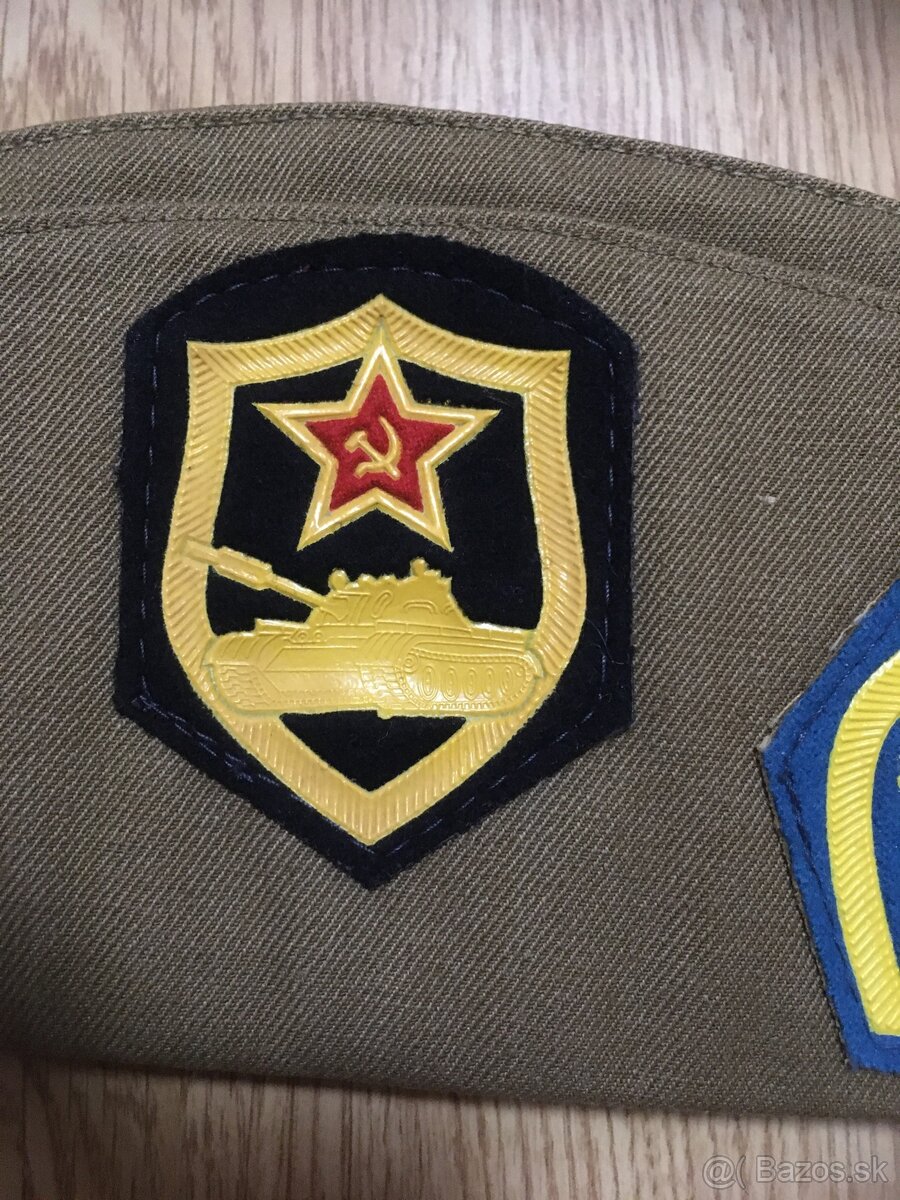 Sovietska lodička s vojenskými nášivkami a odznakmi - 4