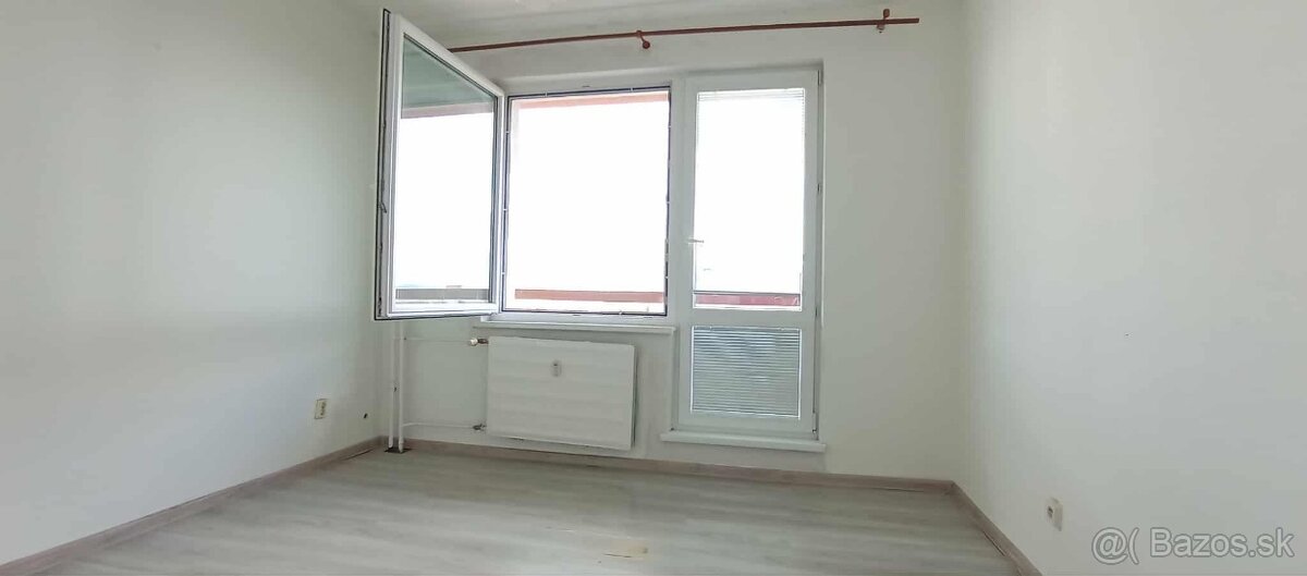 REZERVOVANÉ Moderný 3+1 Byt s balkónom v Lučenci - 4