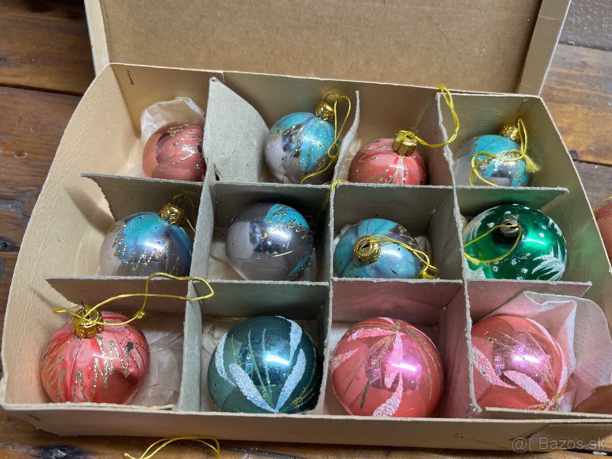 Sklenené ozdoby a kovové zvončeky. - 4