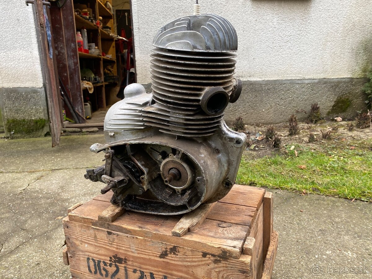 Motor Jawa Pérák 250 - 4