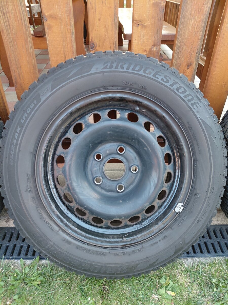 Bridgestone 195/65 R15 na diskoch + puklice - 4