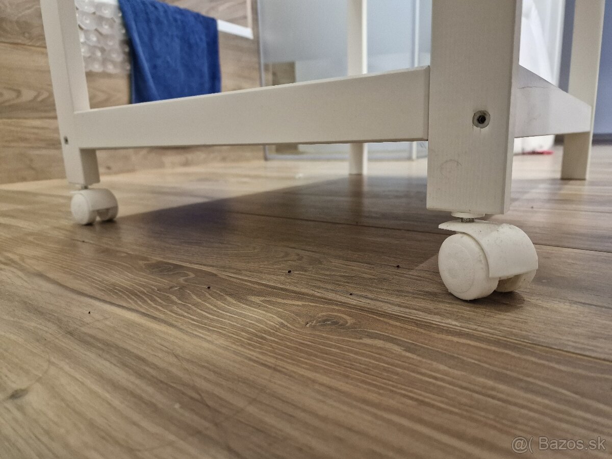 Biely prebaľovací pult s kolieskami - 4