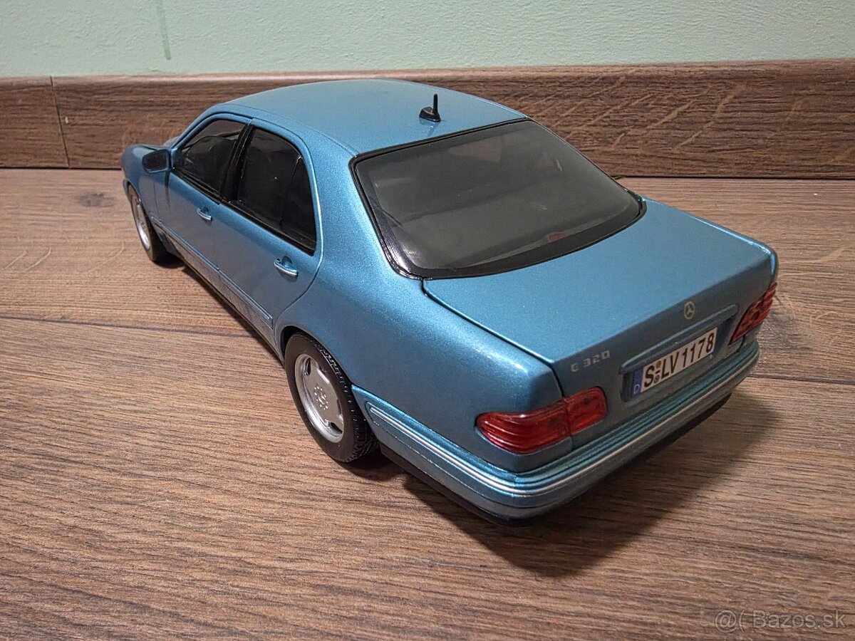 Mercedes Benz E320 W210 E-Klasse Model 1:18 - 4